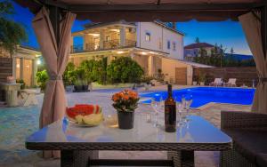 Bazén v ubytovaní Eleni's Family Villa alebo v jeho blízkosti