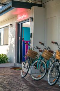 un grupo de bicicletas estacionadas fuera de un edificio en The Cubana Ballina en Ballina