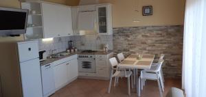 Kuchyňa alebo kuchynka v ubytovaní Villa Suzy-Apartments Suzana + 37 fotografií