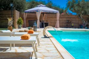 Bazén v ubytovaní Eleni's Family Villa alebo v jeho blízkosti