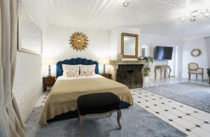 um quarto com uma cama king-size e uma lareira em Château du Châtelard | 2 persons em Montreux