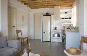 Kuchnia lub aneks kuchenny w obiekcie Traditional suites in Chora Kythnos #3