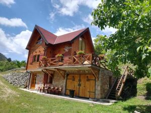 Cabaña de madera con porche y balcón en Vila Jelena en Crni Vrh