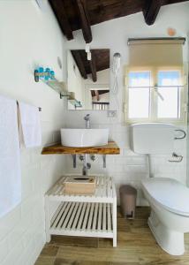 un bagno con lavandino e WC di La Vanedda apartment a Siracusa Altre 23 foto