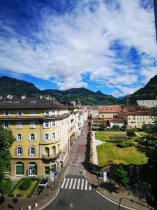 vista su una città con edifici e su una strada di Apartment BELLA VISTA a Bolzano