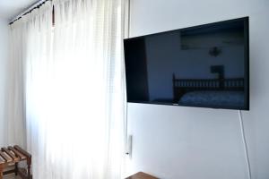 Televízia a/alebo spoločenská miestnosť v ubytovaní Hotel Maruxa