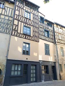 - un grand bâtiment avec des portes et des fenêtres noires dans l'établissement Appart face au mail, à Limoges