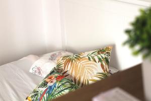 - une chambre avec 2 oreillers sur un lit dans l'établissement Cubo, à Lagos