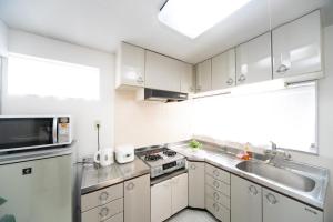 A cozinha ou kitchenette de Yokkaichi Nishishinchi Hotel