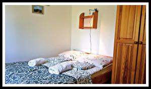 
Łóżko lub łóżka w pokoju w obiekcie Leśne Berdo Przysłup

