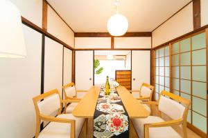 Uma área de estar em Yokkaichi Nishishinchi Hotel