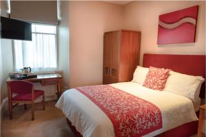 Postel nebo postele na pokoji v ubytování Laichmoray Hotel