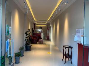korytarz z krzesłem i stołem w budynku w obiekcie Marani Hotel w mieście Batumi