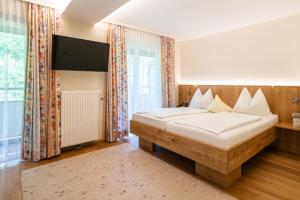 Un pat sau paturi într-o cameră la Hotel Alexanderhof