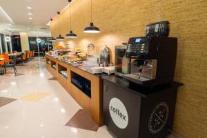 Kemudahan buat kopi dan teh di Tamu Hotel & Suites Kuala Lumpur