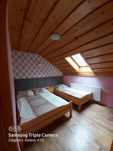 Ένα ή περισσότερα κρεβάτια σε δωμάτιο στο Pokoje i apartamenty u Bartka