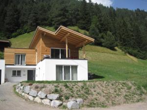 ein Haus an der Seite eines Hügels in der Unterkunft Apart Silke in Pettneu am Arlberg