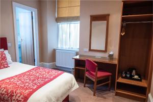 Postel nebo postele na pokoji v ubytování Laichmoray Hotel
