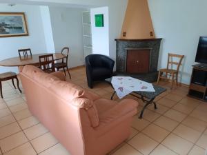 sala de estar con sofá y chimenea en Casa Laura, en Cevio