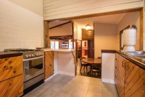 een keuken met een tafel en een fornuis top oven bij Chestnut Brae - Chestnut Cottage in Nannup