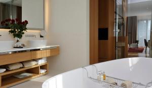 a bathroom with a bath tub and a sink at Hotel Principe Forte Dei Marmi in Forte dei Marmi