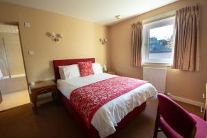 Postel nebo postele na pokoji v ubytování Laichmoray Hotel