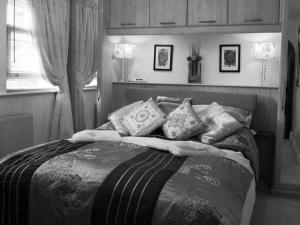 A bed or beds in a room at Danehurst 