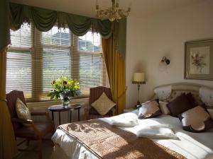 A bed or beds in a room at Danehurst 