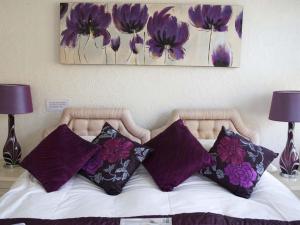 A bed or beds in a room at Danehurst 