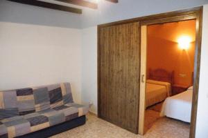 Habitación con puerta a un dormitorio con cama en Allotjaments Colomer-Cullell, en Bas