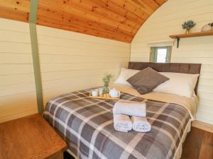 A bed or beds in a room at Valley View, Rhayader