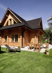 a log cabin with a picnic table and a patio at Bukowy Raj in Wisła