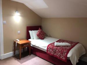 Postel nebo postele na pokoji v ubytování Laichmoray Hotel