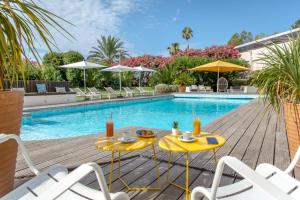 Bazén v ubytování Mercure Hyères Centre Côte d'Azur nebo v jeho okolí