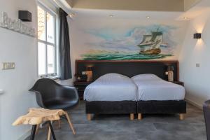 a bedroom with a bed and a painting of a ship at Hotel-Restaurant Loodsmans Welvaren in Den Hoorn