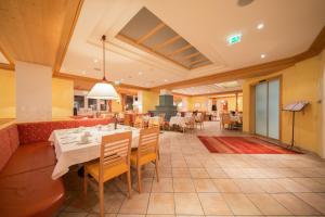 a dining room with a table and chairs at Riders In in Sölden