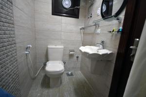 a bathroom with a toilet and a sink at Amin Hotel in Cairo