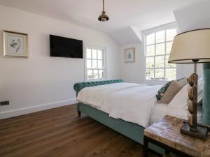 Una cama o camas en una habitación de Harbour Cottage