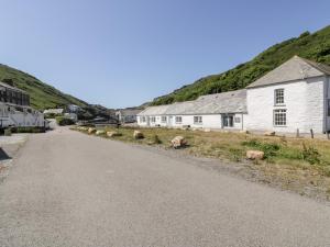 eine leere Straße neben einem weißen Gebäude in der Unterkunft Harbour Cottage in Boscastle
