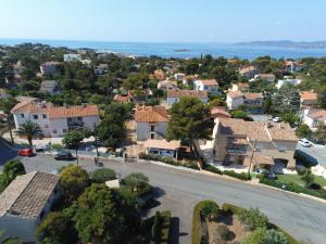 uma vista aérea de uma pequena cidade com casas em VILLA ESTEREL em Saint-Raphaël