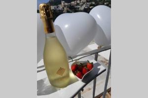 eine Flasche Champagner und eine Schale Erdbeeren in der Unterkunft Casa Mammarella in Positano