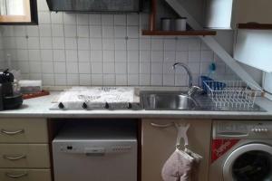 eine Küchentheke mit Spüle und Geschirrspüler in der Unterkunft Casa Mammarella in Positano