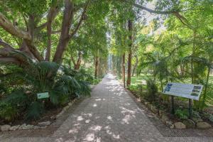 Ogród w obiekcie Marbella Suites