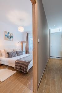 une chambre avec un lit et un grand miroir dans l'établissement Le Paradis d Elsa, à Beaune
