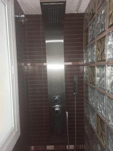 y baño con cabina de ducha con luz. en Amplio apartamento Marbella, en Marbella