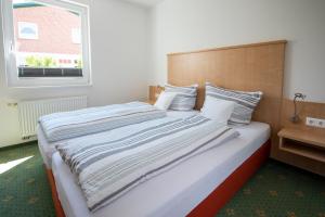 Postel nebo postele na pokoji v ubytování De Kanalkieker Apartmenthaus Meier