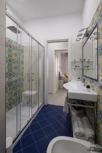 uma casa de banho com 2 lavatórios e um chuveiro em Casa La Perla em Sorrento