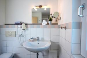 Koupelna v ubytování De Kanalkieker Apartmenthaus Meier + 30 fotografií