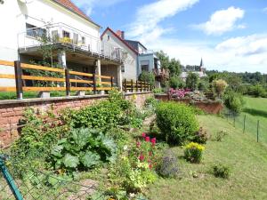 a garden in front of a house at Ferienhaus Schaumbergblick in Losheim