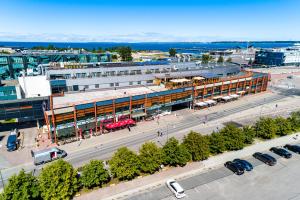 - une vue de tête sur un grand bâtiment avec un parking dans l'établissement Adoryal Hotell, à Tallinn